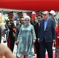 Kacamata hitam menjadi penambah gaya, sekaligus sebagai pelindung mata dari teriknya matahari di siang hari itu. Foto: Getty Images