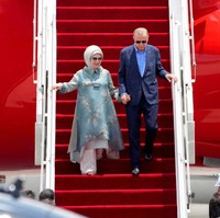 Emine Erdogan mengenakan tunik biru toska saat turun dari pesawat di Bali, Senin (14/11/2022). Ibu Negara Turki ini mendampingi sang suami untuk menghadiri KTT G20. Foto: Getty Images