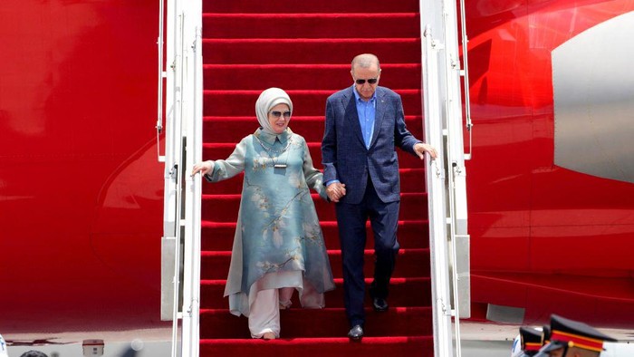 Presiden Turki Recep Tayyip Erdogan dan istri Emine Erdogan tiba di Bali, Senin (14/11/2022) untuk menghadiri KTT G20.