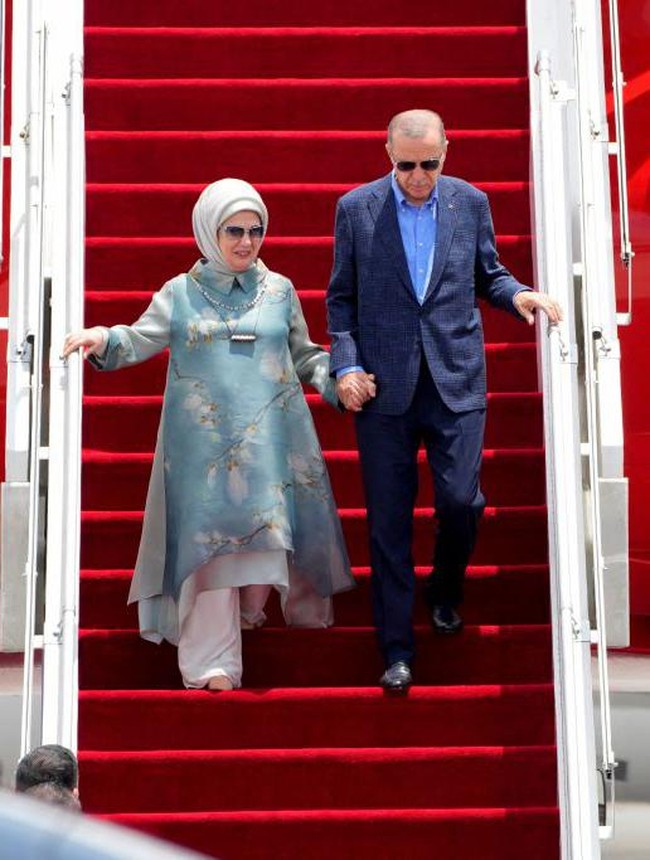 Emine Erdogan mengenakan tunik biru toska saat turun dari pesawat di Bali, Senin (14/11/2022). Ibu Negara Turki ini mendampingi sang suami untuk menghadiri KTT G20. Foto: Getty Images