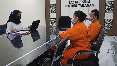 Kedua tersangka kekerasan terhadap anak saat menjalani pemeriksaan  di Mapolres Tabanan