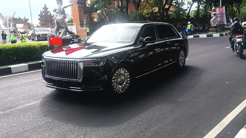 Iring-iringan mobil Presiden China Xi Jinping saat keluar dari Bandara I Gusti Ngurah Rai, Bali, Senin (14/11/2022) sore untuk menghadiri KTT G20. Foto: Triwidiyanti