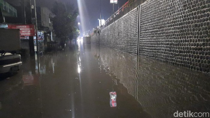 Jalan penghubung Cimahi-Bandung terendam banjir.