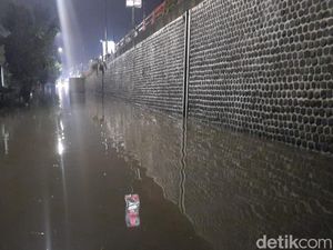 Jalan Penghubung Cimahi-Bandung Terendam Banjir Usai Diguyur Hujan Deras