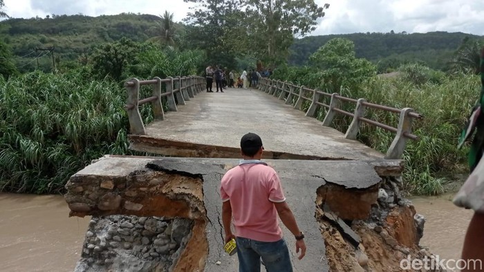 Jembatan di Paluta ambles diterjang arus sungai.