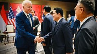 Foto: Joe Biden bersalaman dengan Menteri BUMN Erick Thohir. (Setpres RI)