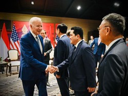 Foto: Joe Biden bersalaman dengan Menteri BUMN Erick Thohir. (Setpres RI)