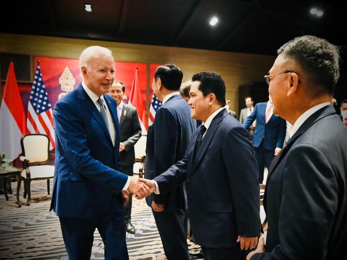 Joe Biden bersalaman dengan Menteri BUMN Erick Thohir.
