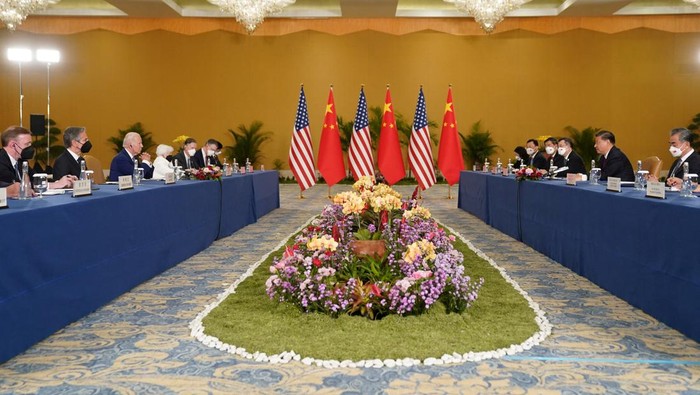 U.S. President Joe Biden shakes hands with Chinese President Xi Jinping as they meet on the sidelines of the G20 leaders' summit in Bali, Indonesia, November 14, 2022.  REUTERS/Kevin Lamarque