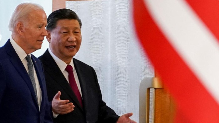U.S. President Joe Biden shakes hands with Chinese President Xi Jinping as they meet on the sidelines of the G20 leaders summit in Bali, Indonesia, November 14, 2022.  REUTERS/Kevin Lamarque