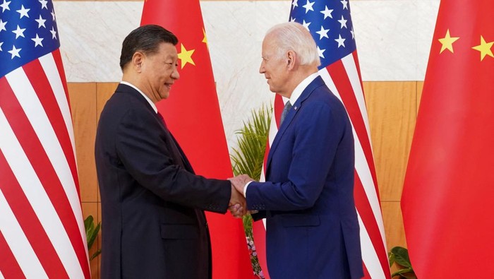 U.S. President Joe Biden shakes hands with Chinese President Xi Jinping as they meet on the sidelines of the G20 leaders summit in Bali, Indonesia, November 14, 2022.  REUTERS/Kevin Lamarque