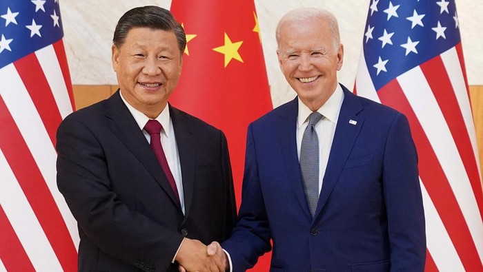 U.S. President Joe Biden shakes hands with Chinese President Xi Jinping as they meet on the sidelines of the G20 leaders summit in Bali, Indonesia, November 14, 2022.  REUTERS/Kevin Lamarque