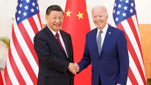U.S. President Joe Biden shakes hands with Chinese President Xi Jinping as they meet on the sidelines of the G20 leaders summit in Bali, Indonesia, November 14, 2022.  REUTERS/Kevin Lamarque