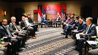 Foto: Ekspresi para delegasi Indonesia dan Amerika yang menghadap kamera. (Setpres RI)