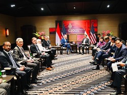 Foto: Ekspresi para delegasi Indonesia dan Amerika yang menghadap kamera. (Setpres RI)
