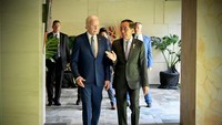 Foto: Jokowi nampak membicarakan sesuatu sembari berjalan dalam pertemuan bilateral Senin (14/11/20220). (Setpres RI)