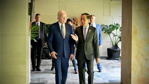 Jokowi nampak membicarakan sesuatu sembari berjalan dalam pertemuan bilateral Senin (14/11/20220).