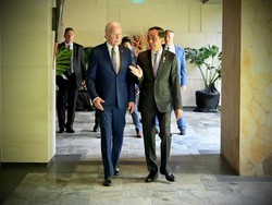Foto: Jokowi nampak membicarakan sesuatu sembari berjalan dalam pertemuan bilateral Senin (14/11/20220). (Setpres RI)