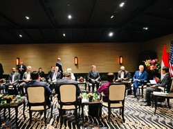 Foto: Presiden Jokowi dan Joe Biden berbincang didampingi delegasi masing-masing negara. (Setpres RI)