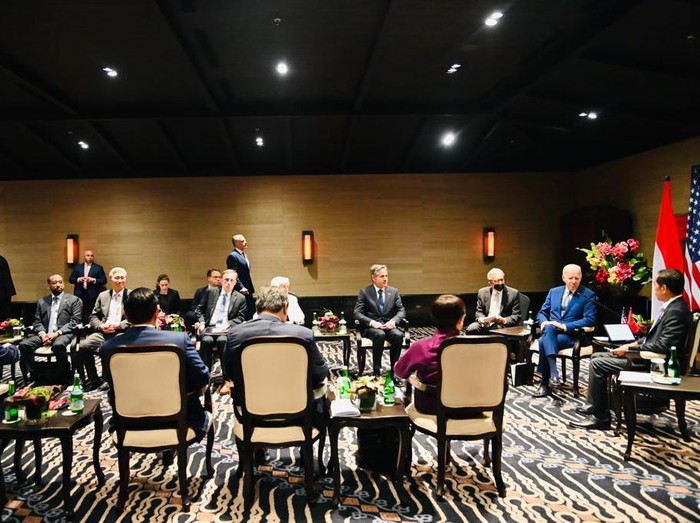 Presiden Jokowi dan Joe Biden berbincang didampingi delegasi masing-masing negara.