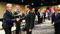 Foto: Jokowi bersalaman dengan salah seorang delegasi Amerika Serikat. (Setpres RI)