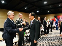 Foto: Jokowi bersalaman dengan salah seorang delegasi Amerika Serikat. (Setpres RI)