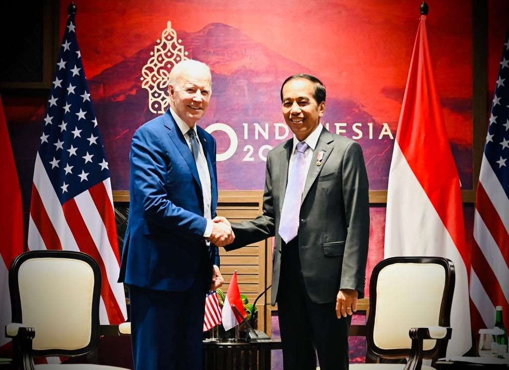 Presiden Jokowi berjabat tangan dengan Presiden Joe Biden dalam pertemuan bilateral di Nusa Dua, Bali Senin (14/11/2022). (Setpres RI)