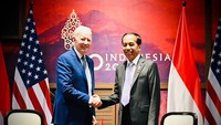 Foto: Presiden Jokowi berjabat tangan dengan Presiden Joe Biden dalam pertemuan bilateral di Nusa Dua, Bali Senin (14/11/2022). (Biro Pers Setpres RI)