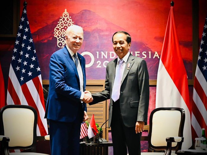 Presiden Jokowi berjabat tangan dengan Presiden Joe Biden dalam pertemuan bilateral di Nusa Dua, Bali Senin (14/11/2022). (Setpres RI)