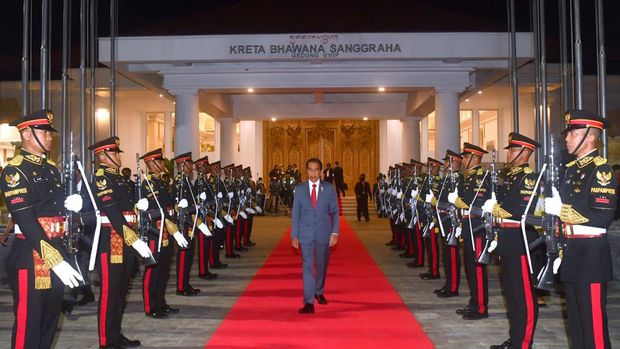 Jokowi saat memberikan keterangan pers di Bandara Internasional Ngurah Rai Bali, selepas mendarat usai melakukan kunjungan kerja ke Kamboja, Minggu malam, (13/11/2022). (Foto: Biro Pers Sekretariat Presiden)