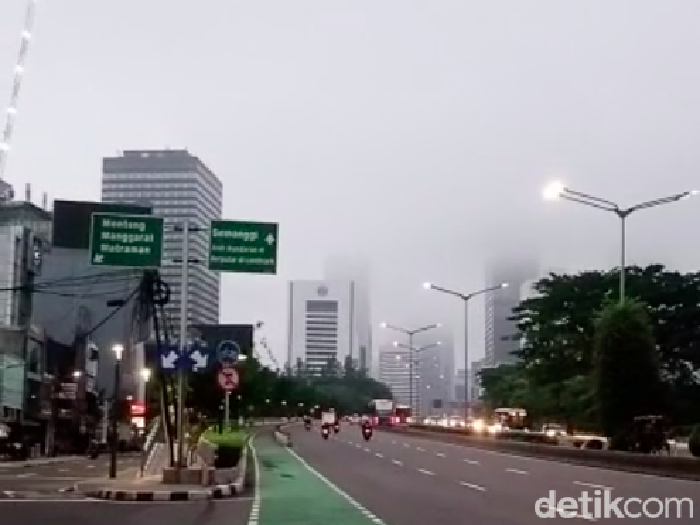 Kabut menyelimuti Jakarta pagi tadi. Kemunculan kabut menarik perhatian warga yang menyadari fenomena tersebut. (dok pribadi/Sofyan Arif) Kabut menyelimuti Jakarta pagi tadi. Kemunculan kabut menarik perhatian warga yang menyadari fenomena tersebut. (dok pribadi/Sofyan Arif)