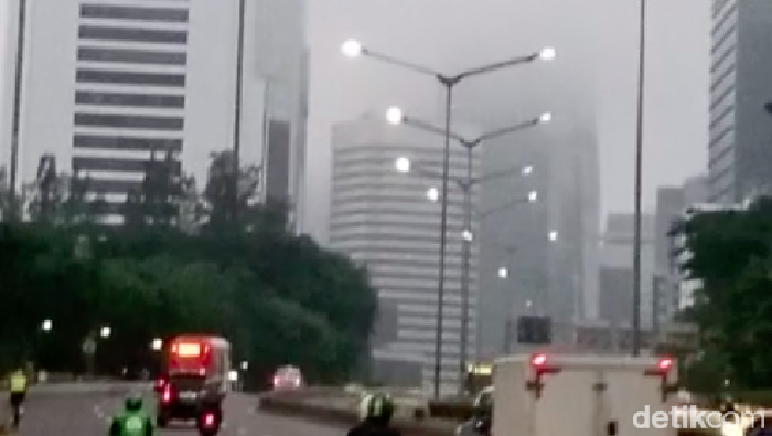 Kabut menyelimuti Jakarta pagi tadi. Kemunculan kabut menarik perhatian warga yang menyadari fenomena tersebut. (dok pribadi/Sofyan Arif)