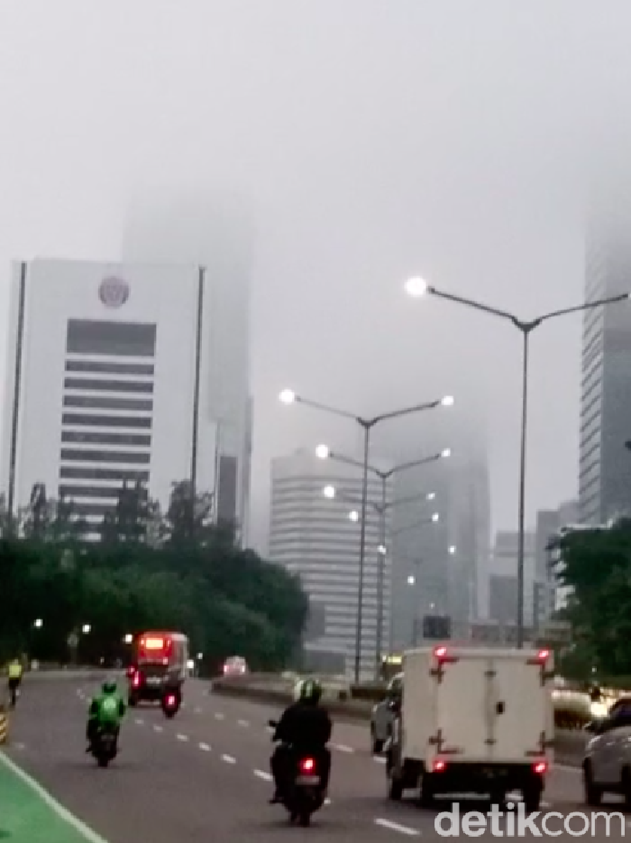 Kabut menyelimuti Jakarta pagi tadi. Kemunculan kabut menarik perhatian warga yang menyadari fenomena tersebut. (dok pribadi/Sofyan Arif) Kabut menyelimuti Jakarta pagi tadi. Kemunculan kabut menarik perhatian warga yang menyadari fenomena tersebut. (dok pribadi/Sofyan Arif)