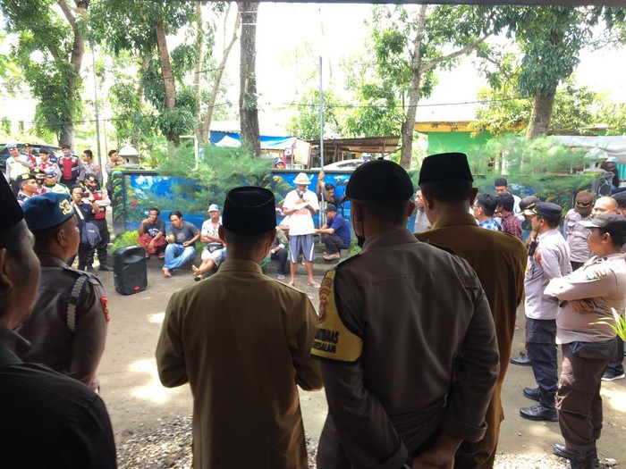 Warga saat menggeruduk Kantor Desa Babussalam Kecamatan Gerung mempertanyakan penerimaan program BLT, Senin siang (14/11/2022).