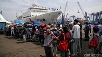 Ratusan warga keturunan Tionghoa tampak mengantre untuk pemeriksaan kesehatan oleh tim medis Peace Ark.