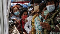 Terlihat ratusan warga keturunan Tionghoa sudah antre sejak pagi. Dalam sehari mereka bisa melayani 500 warga.