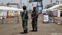 Prajurit TNI tampak berjaga di lokasi.