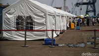 Warga masih terus memadati Pelabuhan Priok untuk pemeriksaan kesehatan gratis. Tim media yang meliput hanya boleh mengambil gambar dari sisi luar saja, tidak diperbolehkan masuk ke dalam tenda pemeriksaan.
