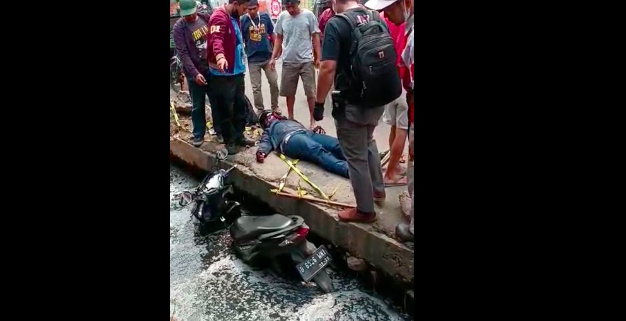 Kecelakaan pemotor di got Jl Setiabudi, Pamulang Timur, Tangsel, 14 November 2022 (Mulya Prasetyo/warga Pamulang Timur)