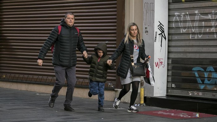 Kepanikan Warga Sesaat Seldakan Ledakan di Istanbul People leave the area after an explosion on Istanbul's popular pedestrian Istiklal Avenue Sunday, Istanbul, Sunday, Nov. 13, 2022. A bomb exploded on a major pedestrian avenue in the heart of Istanbul on Sunday, killing six people, wounding dozens and sending people fleeing as flames rose. (AP Photo/Can Ozer)