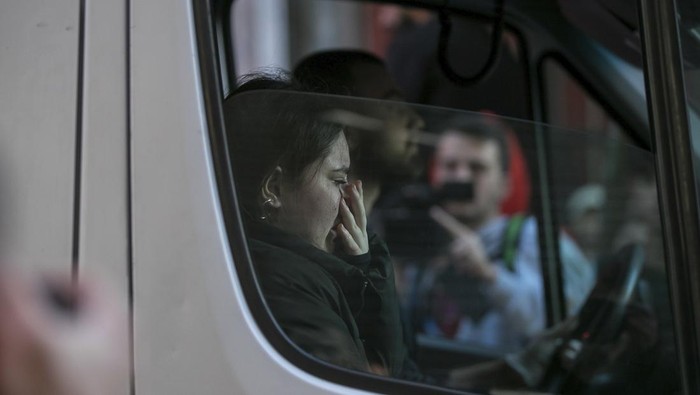 Kepanikan Warga Sesaat Seldakan Ledakan di Istanbul People leave the area after an explosion on Istanbul's popular pedestrian Istiklal Avenue Sunday, Istanbul, Sunday, Nov. 13, 2022. A bomb exploded on a major pedestrian avenue in the heart of Istanbul on Sunday, killing six people, wounding dozens and sending people fleeing as flames rose. (AP Photo/Can Ozer)