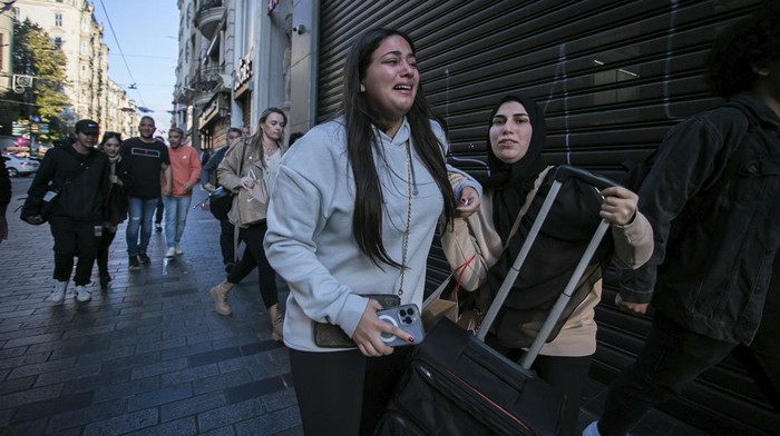 Kepanikan Warga Sesaat Seldakan Ledakan di Istanbul People leave the area after an explosion on Istanbul's popular pedestrian Istiklal Avenue Sunday, Istanbul, Sunday, Nov. 13, 2022. A bomb exploded on a major pedestrian avenue in the heart of Istanbul on Sunday, killing six people, wounding dozens and sending people fleeing as flames rose. (AP Photo/Can Ozer)