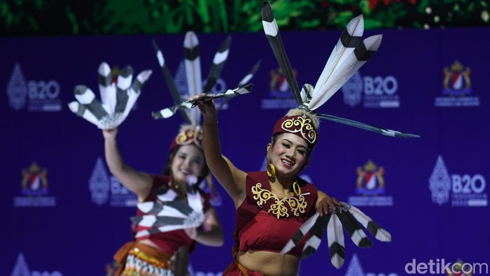 Kesenian Daerah Buka Hari Kedua B20 Summit Sejumlah seniman menampilkan tarian untuk memeriahkan pembukaan hari kedua B20 Summit Indonesia 2022 di Nusa Dua, Kabupaten Badung, Bali, Senin (14/11/2022). ANTARA FOTO/Media Center G20 Indonesia/Aditya Pradana Putra/nym.