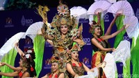 Sejumlah seniman menampilkan tarian untuk memeriahkan pembukaan hari kedua B20 Summit Indonesia 2022 di Nusa Dua, Kabupaten Badung, Bali, Senin (14/11/2022).