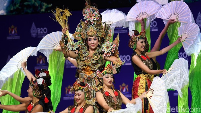 Kesenian Daerah Buka Hari Kedua B20 Summit Sejumlah seniman menampilkan tarian untuk memeriahkan pembukaan hari kedua B20 Summit Indonesia 2022 di Nusa Dua, Kabupaten Badung, Bali, Senin (14/11/2022). ANTARA FOTO/Media Center G20 Indonesia/Aditya Pradana Putra/nym.