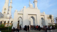 Gerbang masjid Sheikh Al Zayed di Gilingan, Kecamatan Banjarsari, Solo, Senin (14/11/2022) pagi. Foto: Agil Trisetiawan Putra/detikJateng 