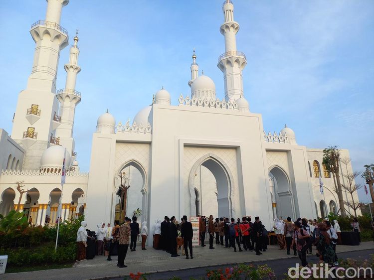 Momen Jokowi-Presiden UEA Mohamed bin Zayed Salat Tahiyatul Masjid
