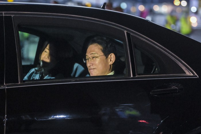 Perdana Menteri Jepang Fumio Kishida (kiri) bersama istri Yuko Kishida (kanan) tiba di Terminal VVIP I Bandara I Gusti Ngurah Rai Bali, Minggu (13/11/2022). Kedatangan PM Jepang tersebut untuk menghadiri KTT G20 yang akan berlangsung pada 15-16 November mendatang. ANTARA FOTO/Media Center G20 Indonesia/Galih Pradipta/wsj.