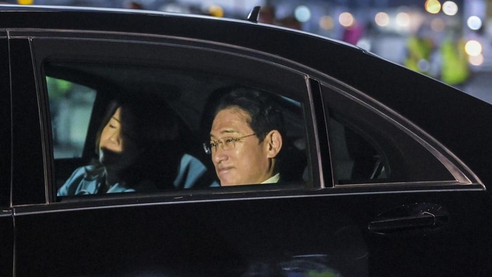 KETIBAAN PERDANA MENTERI JEPANG DI BALI Perdana Menteri Jepang Fumio Kishida (kiri) bersama istri Yuko Kishida (kanan) tiba di Terminal VVIP I Bandara I Gusti Ngurah Rai Bali, Minggu (13/11/2022). Kedatangan PM Jepang tersebut untuk menghadiri KTT G20 yang akan berlangsung pada 15-16 November mendatang. ANTARA FOTO/Media Center G20 Indonesia/Galih Pradipta/wsj.