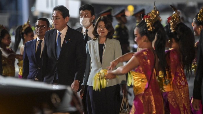 KETIBAAN PERDANA MENTERI JEPANG DI BALI Perdana Menteri Jepang Fumio Kishida (kiri) bersama istri Yuko Kishida (kanan) tiba di Terminal VVIP I Bandara I Gusti Ngurah Rai Bali, Minggu (13/11/2022). Kedatangan PM Jepang tersebut untuk menghadiri KTT G20 yang akan berlangsung pada 15-16 November mendatang. ANTARA FOTO/Media Center G20 Indonesia/Galih Pradipta/wsj.